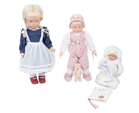 KÄTHE KRUSE 3-tlg Konvolut Puppen, 1990er/2000erJahre, bestehend aus Hampelchen 'Gusti', an den Fußsohlen gestempelt 'Käthe K