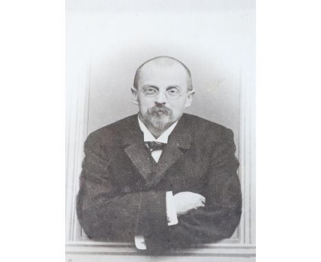 Sammlung: von 62 Portrait-Photos, meist auf Photokart. aufgez., in versch. Formaten Ende 19.-Anfang 20. Jh. Lose.  Darunter v