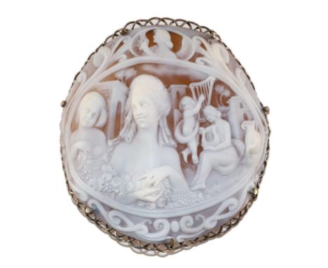 Prachtanhänger: mit allegorischer Szene der Musik. Im Hochrelief darstellend wohl Flora u. Musizierende. Darüber Relief mit P