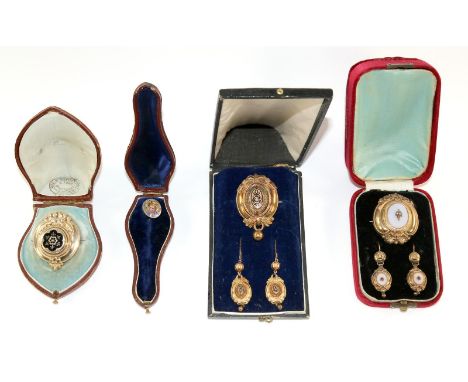 Demiparuren.: Historische Schmucksammlung um 1860. Alle in prächtigen Schmuckkästchen. Je 1 Brosche u. passende Ohrringe in S
