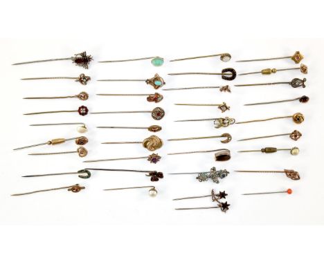 Anstecknadeln.: 37 Nadeln vom Biedermeier bis Jugendstil. Verschiedene Materialien u. Steine u.a. Granat, Opal, Koralle, Perl