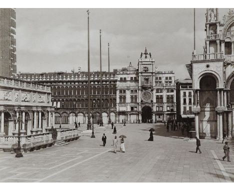 Venedig.: 10 Bl. s/w Photographien mit Sehenswürdigkeiten des Stadt von versch. Photgraphien, um 1900. Zw. 19,5 x 24 u. 35,5 