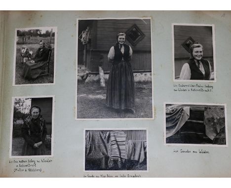 Baltikum.: Album mit 224 eingeklebten Photos in versch. Formaten, um 1940. Qu.Fol. Hlwd. d. Zt. mit Kordelbindung. (Gelenke a