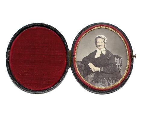 Konvolut: von 17 frühen Portraitphotographien, davon 5 (tls. schwach kolor.) Daguerreotypien, 8 (meist ankolor.) Ambrotypien,