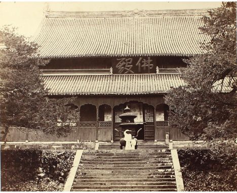Ningbo.: Tiantong Tempel. Buddha Halle. Albuminabzug auf Karton aufkaschiert. Um 1870. 19,1 x 23,3 cm.   R