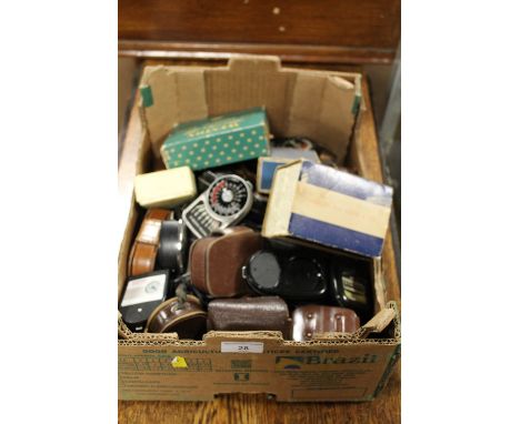 A TRAY OF VINTAGE CAMERA EQUIPMENT, MAINLY LIGHT EXPOSURE METERS