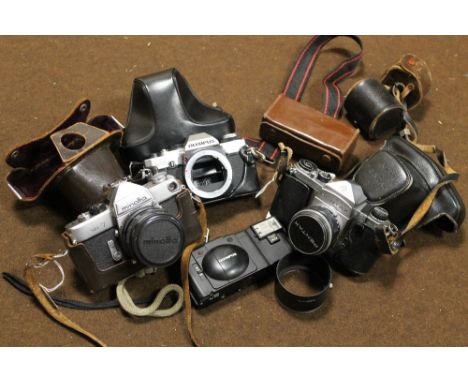 A TRAY OF VINTAGE CAMERAS AND ACCESSORIES, TO INCLUDE A MINOLTA SR-7