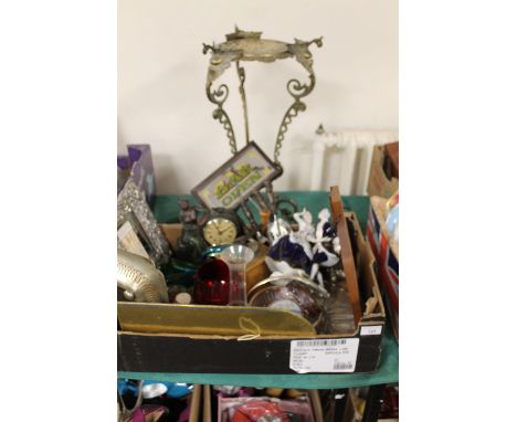 A TRAY OF MIXED COLLECTABLES TO INCLUDE A BRASS POT STAND, A 'JOHN RABONE & SONS' VINTAGE TAPE MEASURE ETC.