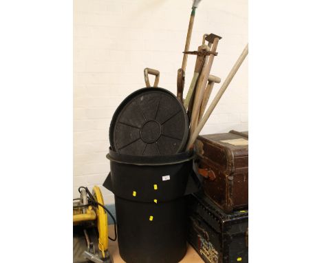 A QUANTITY OF GARDEN TOOLS CONTAINED IN A DUSTBIN