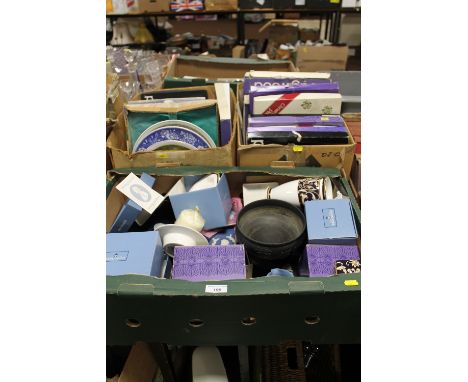 THREE TRAYS OF COLLECTABLE BOXES AND LOOSE WEDGWOOD AND ROYAL WORCESTER CERAMICS ETC.