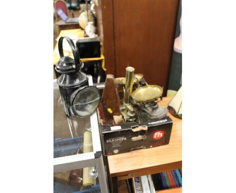 A TRAY OF ASSORTED COLLECTABLES TO INCLUDE A VINTAGE HAND LAMP, A SET OF SCALES, MICROSCOPE, DRAWING SET ETC.
