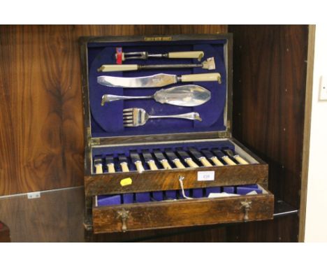 A CASED SET OF VINTAGE CUTLERY TO INCLUDE A CARVING SET