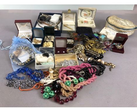 Costume Jewellery, collection of vintage costume jewellery to include brooches, beads, earrings, pendants some 19th century p
