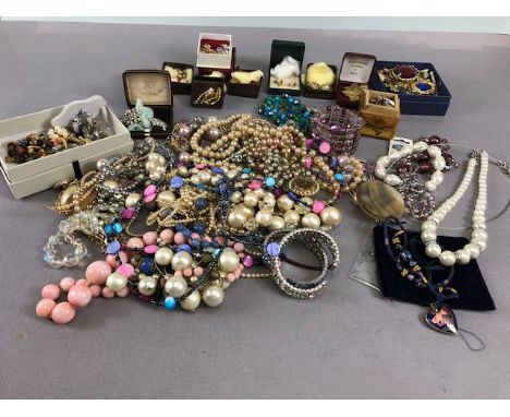 Costume jewellery, a collection of Vintage costume jewellery to include beads, earrings, brooches, pendants etc 