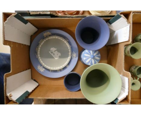 A collection of Wedgwood items in mixed colour ways including vases, jugs, trinket boxes, plates, etc. (6)