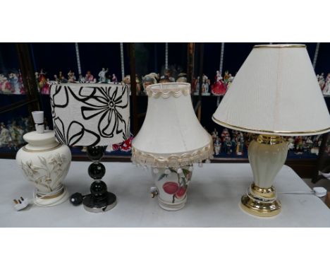 4 table lamps to include Portmeirion lamp decorated with peaches, 2 modern white and gold lamps with other modern black lamp 