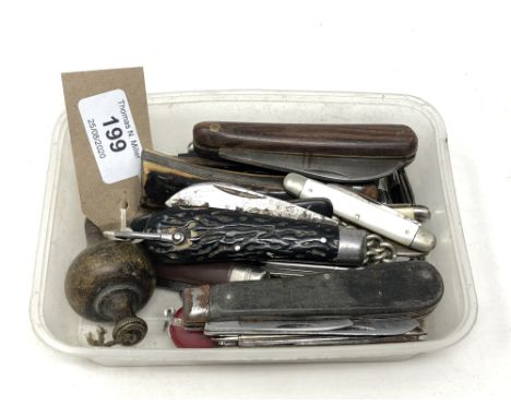 A box of vintage pen and pocket knives (Q) CONDITION REPORT: UK pack and post £15 + vat.
