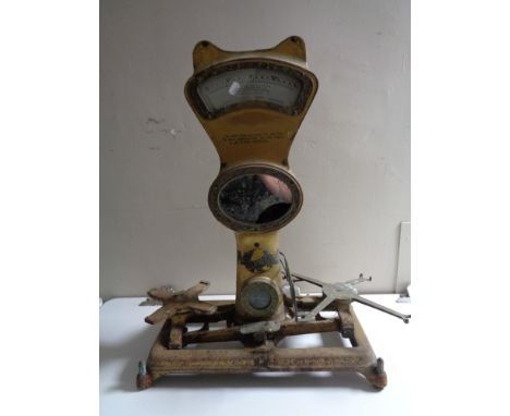 A set of vintage grocers scales (Af)