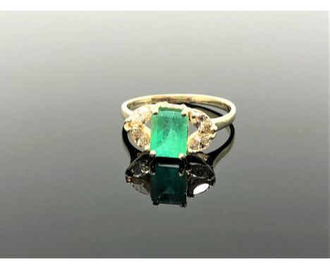 A fine quality 18ct gold emerald and marquise diamond ring, size U/V