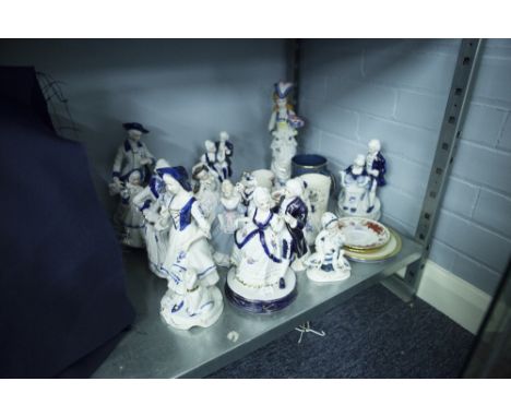 A LARGE QUANTITY OF CERAMIC FIGURES (15 IN TOTAL), MANCHESTER 1919 POTTERY 'POTTERY PEACE' MUG, TWO COMMEMORATIVE MUGS, AND V