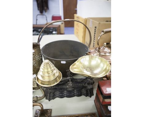 BLACK CAST IRON KITCHEN BALANCE SCALES WITH BRASS PAN AND TRAY 'TO WEIGH 2 lbs' AND THE SET OF 8 BRASS CIRCULAR NESTING WEIGH