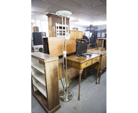 A MODERN GILT FRAMED OVAL WALL MIRROR, PIERCED SCROLL FRAME AND AN UPLIGHT MODERN STANDARD LAMP (2)