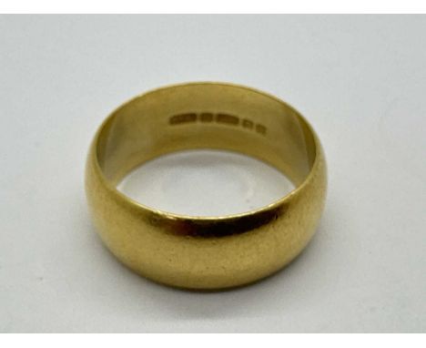 An 18ct Gold Plain Wedding Band Ring, (finger size O) (7.1grams).