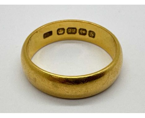 A 22ct Gold Plain Wedding Band Ring, (finger size R) (7.7grams).