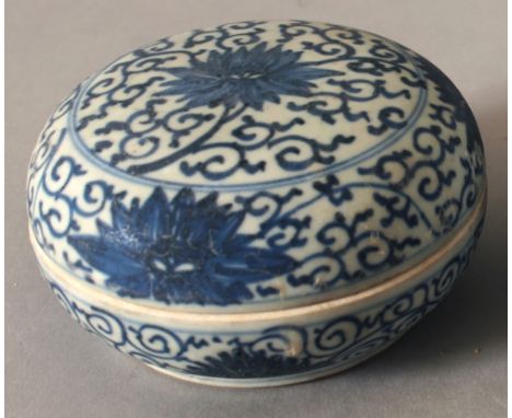 A CHINESE KANGXI PERIOD BLUE & WHITE SHIPWRECK PORCELAIN BOX & COVER, circa 1700, the cover and sides painted with flowers re