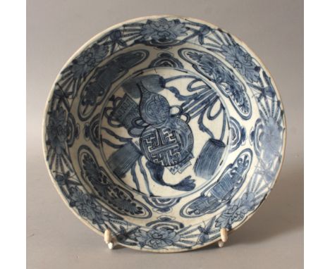 A DEEP LATE MING DYNASTY CHINESE WANLI PERIOD BLUE & WHITE KRAAK SHIPWRECK PORCELAIN BOWL, circa 1600, the interior centre pa