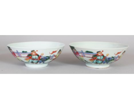 A PAIR OF LATE 19TH CENTURY CHINESE FAMILLE ROSE PORCELAIN BOWLS, each painted with a figural garden scene in vivid Canton en