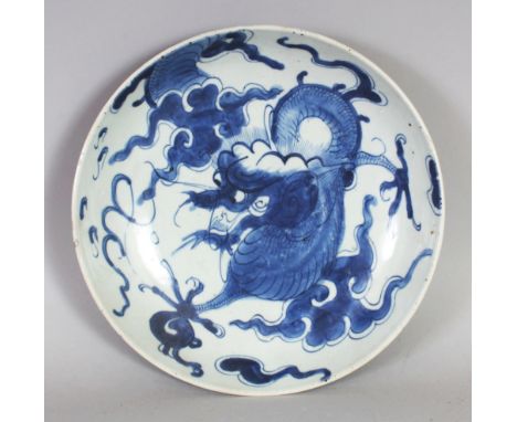 AN 18TH CENTURY CHINESE YONGZHENG PERIOD BLUE & WHITE PORCELAIN DRAGON SAUCER DISH, the base unusually with three repeated se