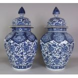 A GOOD LARGE PAIR OF 19TH CENTURY SAMSON BLUE & WHITE EARLY ARITA STYLE OCTAGONAL PORCELAIN
