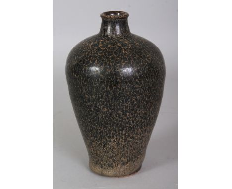 A CHINESE JIZHOU WARE MOTTLED GLAZE CERAMIC VASE, the base unglazed, 6.25in high.
