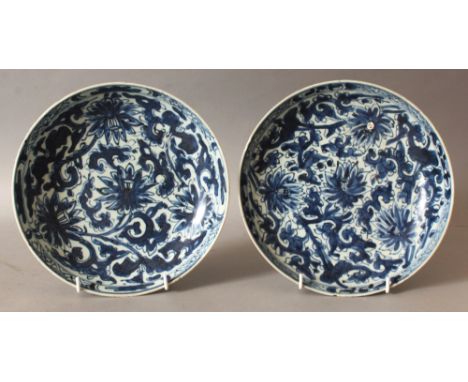 A PAIR OF CHINESE KANGXI PERIOD BLUE & WHITE SHIPWRECK PORCELAIN PLATES, circa 1700, of saucer shape, each interior painted w