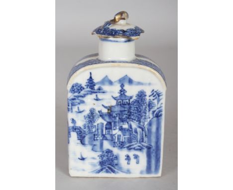 AN 18TH CENTURY CHINESE QIANLONG PERIOD BLUE & WHITE RECTANGULAR SECTION PORCELAIN TEA CADDY & COVER, 3.1in wide x 1.5in deep