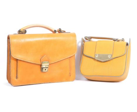 
A light tan leather messenger / hand bag by Vera Pelle, Italy.&nbsp;With matched stitching, shoulder strap with carry handle