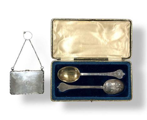 A cased pair of Britannia silver lace back spoons, together with a silver coin purse
