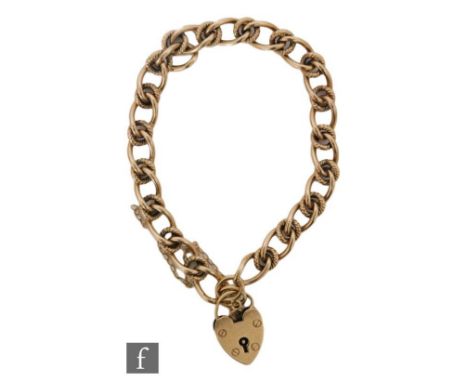 A 9ct hallmarked curb and chased ring link bracelet terminating in padlock fastener, weight 21g. 