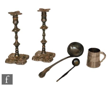 A pair of silver plated candlesticks, a plated King's pattern ladle, a small plated tankard, tea caddy and a toddy ladle. (6)