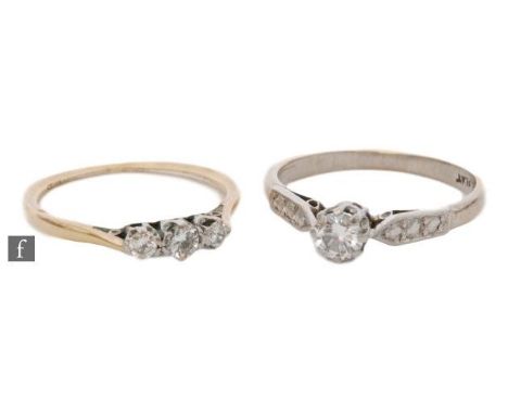 An 18ct white gold diamond soliatre ring, claw set stones, weight approximately 0.33ct to platinum highlighted shoulders, wei