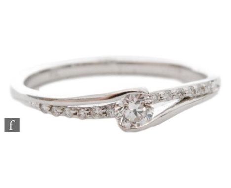 A contemporary 9ct white gold diamond solitaire ring, brilliant cut part collar set diamond flanked by six further diamonds t