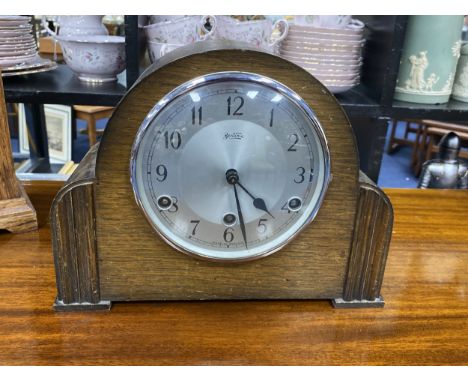 EARLY 20TH CENTURY OAK MANTEL CLOCK, 29cm