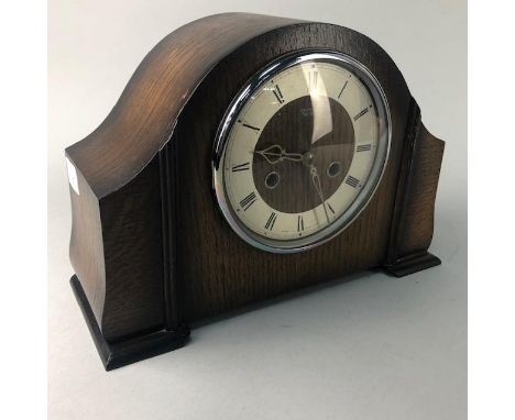 SMITHS OAK CASED MANTEL CLOCK, 23cm high