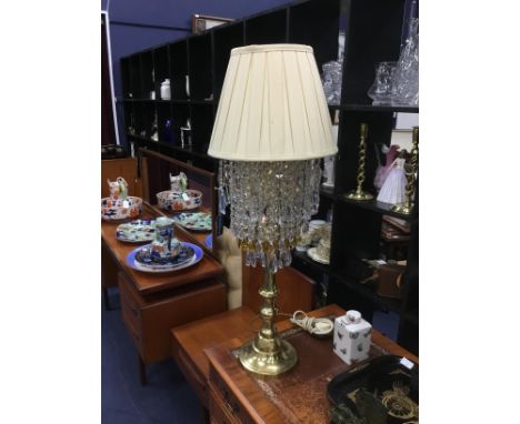 BRASS ELECTRIC TABLE LAMP, 96cm high overall, with fabric shade over rows of prismatic drops
