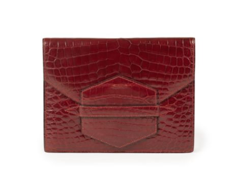 HERMES Paris, année 1982. Pochette 'Faco' 23,5 cmMade in France.En Crocodilus Niloticus (Annexe II-B) Rouge H, fermeture lang