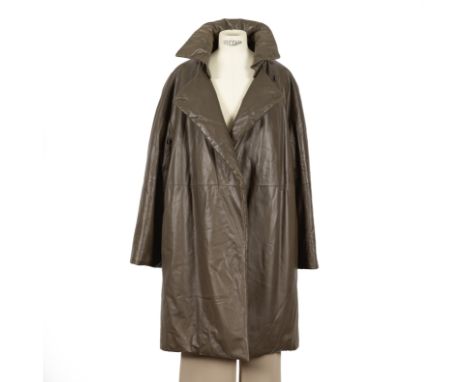 HERMES Paris, Manteau doudouneMade in France.En cuir agneau marron, petit col amovible. (manque un bouton)Taille: 40.Conditio