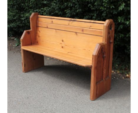 An early 20th century pitch pine church pew - LWH 144 x 42 x 94.5cm)
