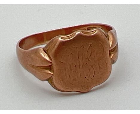 A vintage 9ct rose gold men's signet ring with shield shaped cartouche. Worn engraved monogram to cartouche. Fully hallmarked