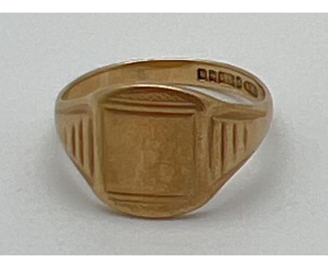 A men's vintage 9ct gold signet ring with ribbed detail to shoulders and empty square cartouche. Engraved detail to cartouche